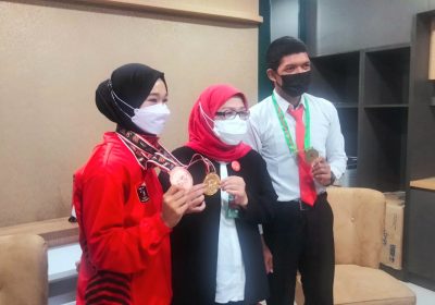 Rektor Beri Penghargaan Mahasiswa Pemenang PON XX Papua