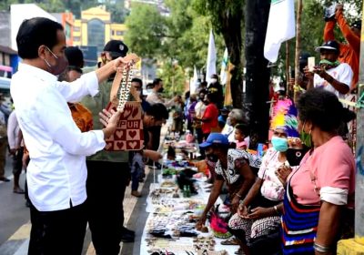Ketika Jokowi Belanja di Pasar Noken Taman Imbi Jayapura