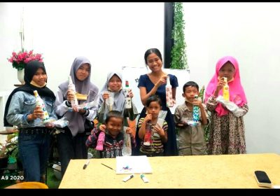 Desainer Migi Rihasalay Ajari Anak-anak  Manfaatkan Botol Bekas jadi Benda Seni Berkelas