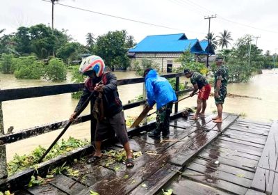 Koramil 1701-11/Nimboran Bantu Warga Terdampak Banjir