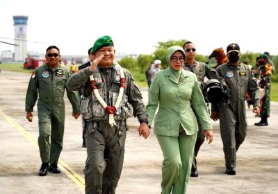 Usai Jajal Apache, Kasad Terima Pengalungan Bunga dari Istri Tercinta