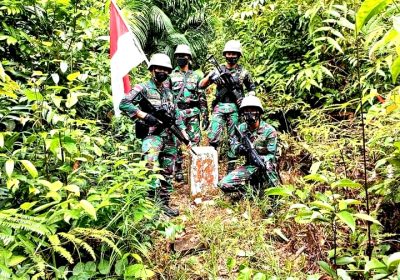 Prajurit Korps Marinir Dari Yonzeni 2 Mar Patroli Patok Perbatasan RI-Malaysia