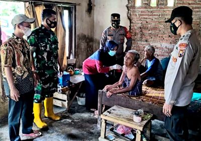 Percepatan Vaksinasi Lansia Digencarkan dengan Sistem Jemput Bola