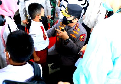 Tinjau Vaksinasi Serentak se-Indonesia, Kapolri Ingatkan Syarat Wajib Laksanakan PTM 100 Persen