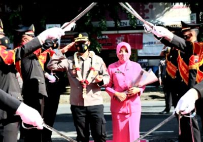 Upacara Tradisi Pedang Pora Sambut Kapolres Banjarnegara