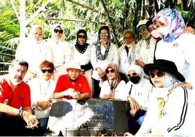 Komunitas Artis G-80 Nyekar Ke Makam Ketua  Umum Parfi Era 80 – 90 an Ratno Timoer