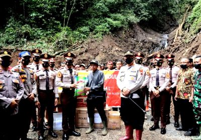 Peduli Bencana, Taruna Akademi Kepolisian Berikan Bansos ke Masyarakat Lebakbarang