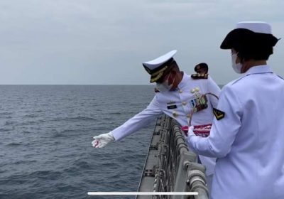 Kenang KRI Nanggala, Prajurit KRI Diponegoro-365 Gelar Upacara Tabur Bunga di Laut Bali