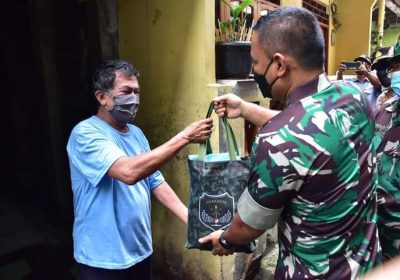 Kodam Jaya Serahkan Sembako ke Warga Sedang Isolasi Mandiri