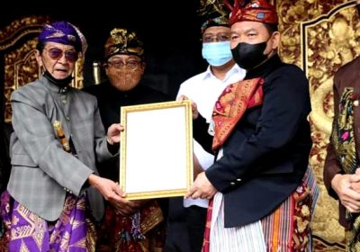 Kasad Terima Gelar Adat Sasak Prawireng Jayeng Bhuwane