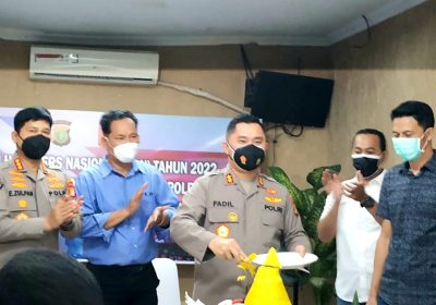 Peringati HPN, Kapolda Metro Potong Tumpeng Buat Wartawan