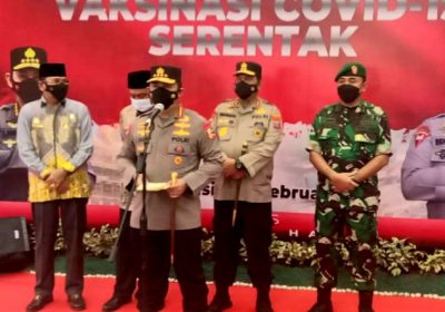 Kapolda Rikwanto dan Kapolresta Banjarmasin Dampingi  Kapolri Tinjau Vaksinasi Serentak di Banjarmasin