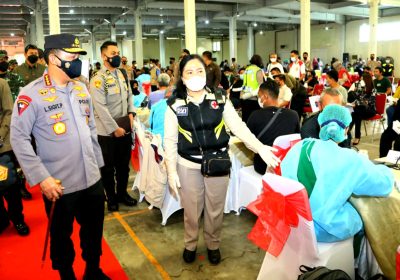 Pantau Vaksinasi Serentak, Kapolri Minta Warga Siap Hadapi Lonjakan Covid-19