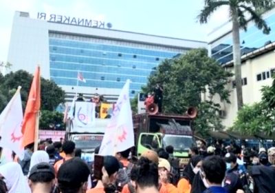 Buruh KSPI Unjukrasa di Depan Kantor Kemenaker Tolak Kebijakan Ida Fauziyah
