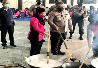Atasi Langka Minyak Goreng, Polres Wonogiri Buat Minyak Kelapa untuk Warga