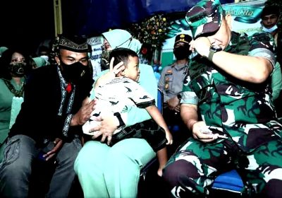 Tangis Haru Kasad Saat Kunjungi Anak Sertu Eka Korban Kebiadaban KKB Papua