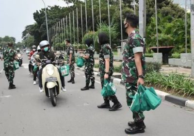Kodam Jaya Berbagi Takjil di depan Makodam Jaya