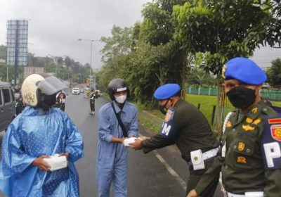Turun Ke Jalan, Personel Denpom Divif 2 Kostrad Bagikan Ratusan Takjil
