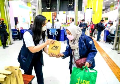 Tingkatkan Pelayanan, KAI Tebar Takjil Gratis bagi Pelanggan