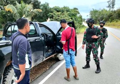 Cegah Kegiatan Ilegal Anggota Satgas Yonif 144/JY Sweeping di Jalan Raya Perbatasan