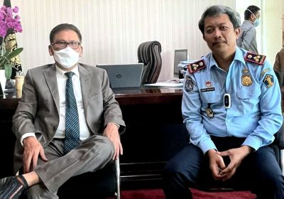 Menikmati Fasilitas Pelayanan Warga Lansia di Kantor Imigrasi || Catatan Ilham Bintang