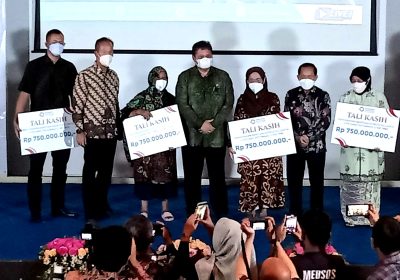 Menko Airlangga Temui dan Serahkan Santunan Keluarga Korban Tragedi Mei 1998 Universitas Trisakti