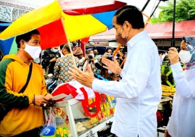 Ketika Presiden Jokowi Bagikan BLT di Pasar Angso Duo Jambi