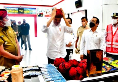 Saat Presiden dan Menhan Beli Blangkon Madura