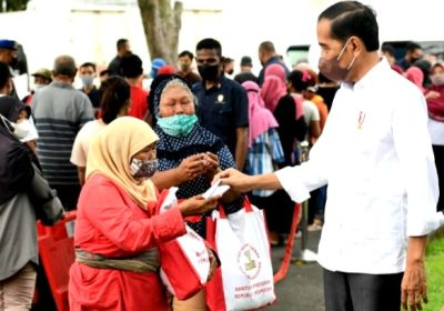 Presiden Jokowi  Berlebaran di Yogya dan Bagikan Sembako untuk Masyarakat