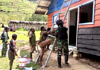 Satgas Yonif R 408/Sbh Bersama Warga Gotong Royong Cat Gereja di Kampung Wulon