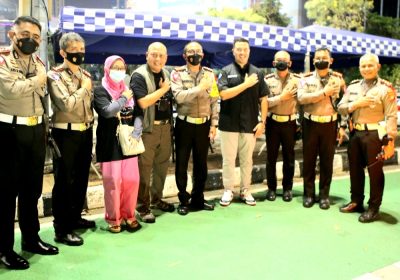 Berbagi Snack dan Kopi,Komunitas VW Van Club Sambangi Pospam Polda Metro