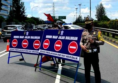 Kurangi Arus Kendaraan, Polisi Tutup Tol Cikampek dari Arah Tol Dalam Kota