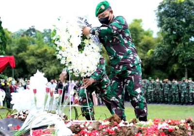 Dipimpin Kasad, Alm Brigjen TNI Stepanus Mahury Dikebumikan di TMP Cikutra