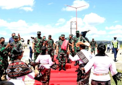 Tarian Taebenu Sambut Kedatangan Kasad di Bandara El Tari Kupang