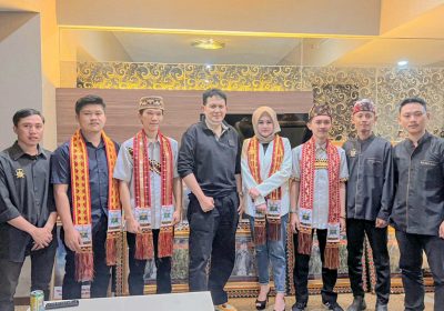 Artis Youtube Dapat Pin Lencana dari Kerajaan Adat Paksi Pak Sekala Brak Kepaksian Pernong Lampung