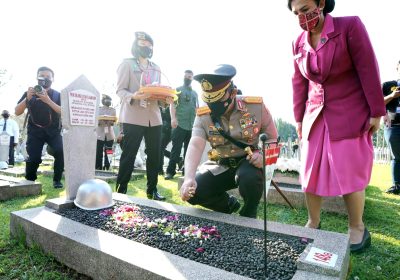 Beri Penghormatan Kepada Para Pahlawan Bangsa, Kapolri Ziarah ke TMP