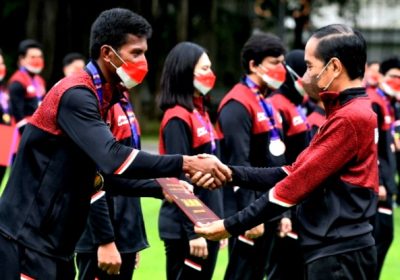 Presiden Jokowi Serahkan Bonus Apresiasi bagi Atlet Indonesia di SEA Games Vietnam