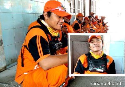 Ibrahim Petugas PPSU Disabilitas Rajin Bersihkan Got Warga Jatinegara