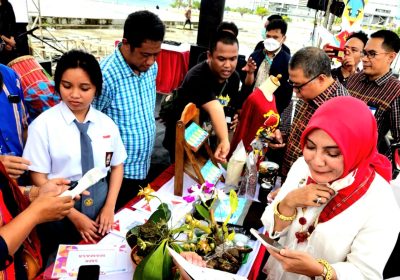 Anggrek Bulan dan Kain Tenun Mamasa Curi Perhatian Dirjen Diksi di Gernas BBI #SemangatSulbar