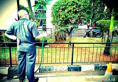 Hobi Merawat Tanaman Tito Suhud Ingin Pengunjung PN Jaktim Nyaman