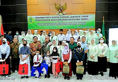 Ketua Dharmayukti Karini Cabang Jakarta Timur Serahkan Bantuan Beasiswa