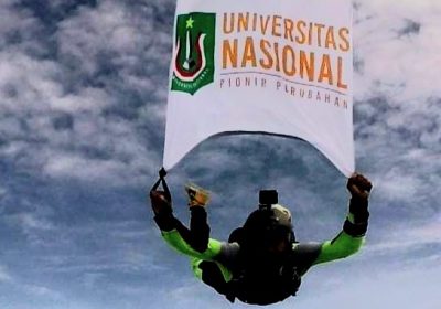 Kolonel Iskandarmanto Kibarkan Bendera Unas di Langit Angkasa