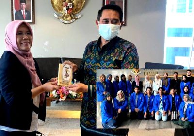 Rombongan Join Summer Program UII Yogyakarta Presentasi di Istanbul Turki
