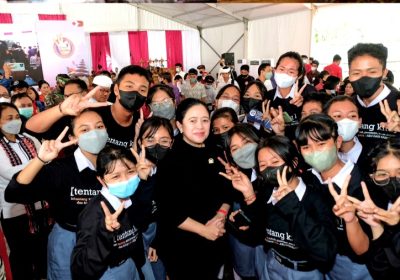 Penuh Canda, Puan Sosialisasi Tak Nikah Dini ke Remaja Bali