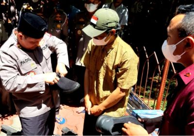 Usai Sholat Jumat Kapolda Metro Bagikan Sepatu
