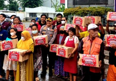 Libatkan Mahasiswa, Polda Metro Bagi-bagi Sembako