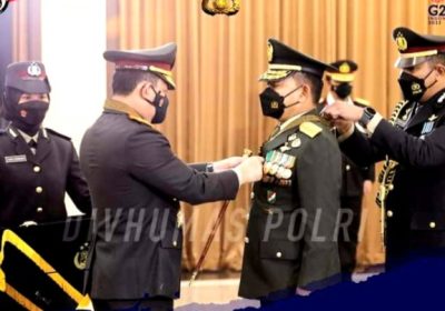 Kapolri Anugerahkan Tanda Kehormatan Bintang Bhayangkara Utama Kepada Kasad