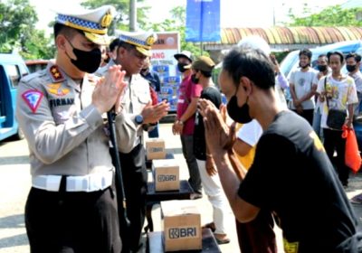 Korlantas Polri Bagikan Ribuan Paket Sembako dI Jasinga Bogor