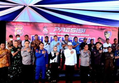 Kapolda dan Gubernur Jabar Bagikan Sembako di Indramayu