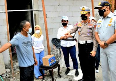 Kakorlantas Bagikan Sembako  Korban Kebakaran di Simprug